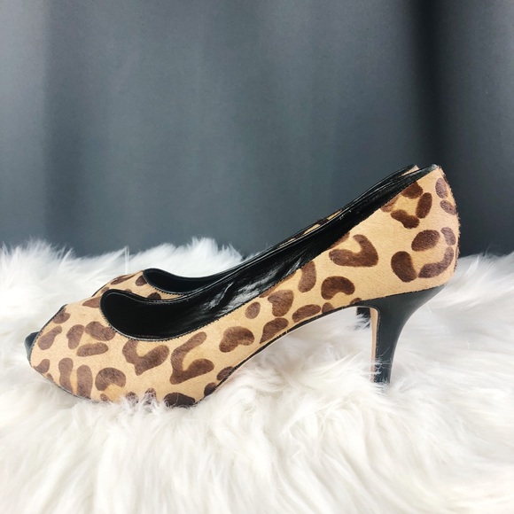 Vince Camuto Leopard Print. Size 9.5 - Picture 2 of 8
